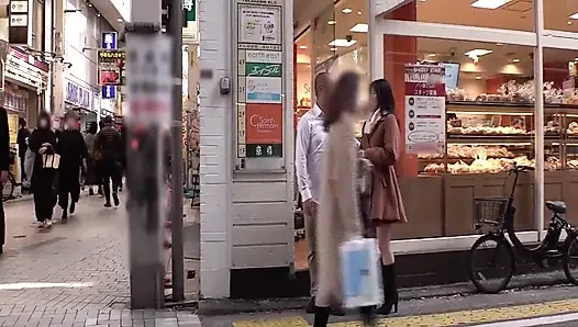 Public plaza kiss addict daha fazlası için yalvarıyor hareket halinde öpüşmeye devam ediyor sonra oral ve ağız bitiyor