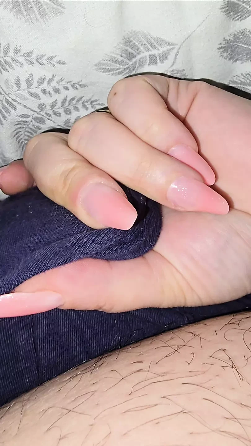 Styvmamma hand glida på styvson blå underkläder som rör hans kuk