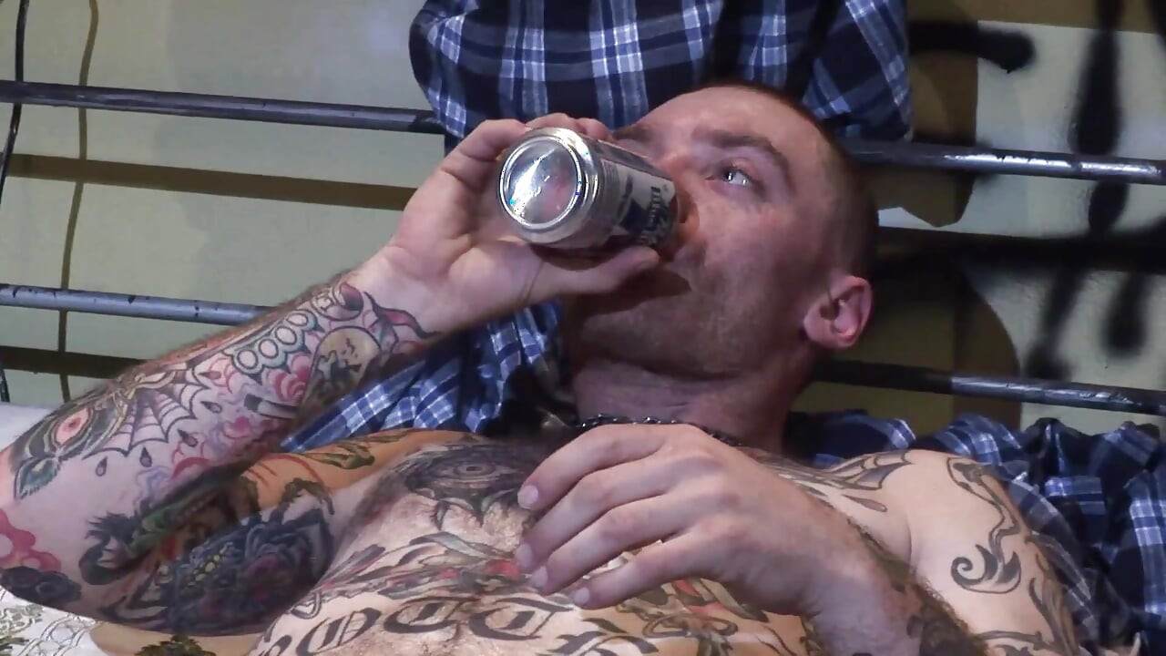 जंगली नंगा नाच. रंगीन बाल वाली रॉक कुतिया इसे गांड में पसंद करती है जबकि अन्य आराम कर रहे हैं