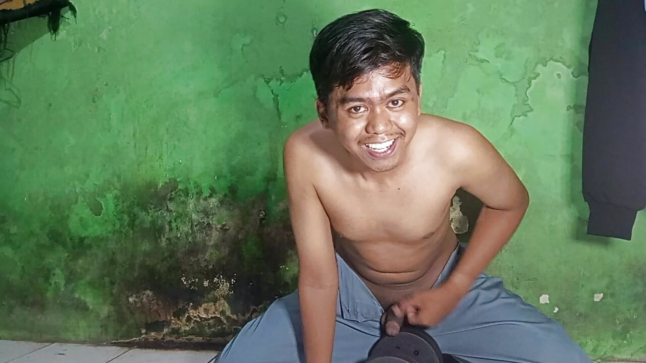 Young man tries round nude
