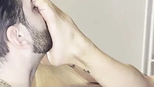 Пристрастилась к ступням Валерии - интенсивный нюханье ступней