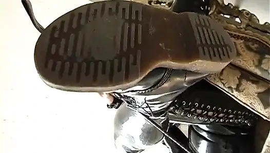 Lateks BDSM Tesliminde Bağlı Güzellik