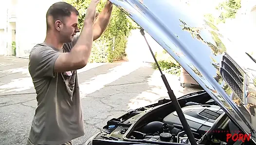 İri göğüslü genç erkek avcısı ralph'i amcığıyla ödüllendiriyor