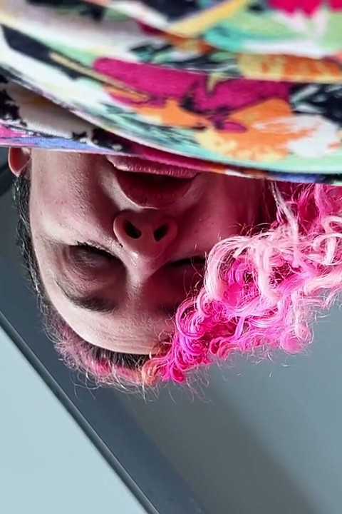 Vyhoň mě na podlahu a líze mě
