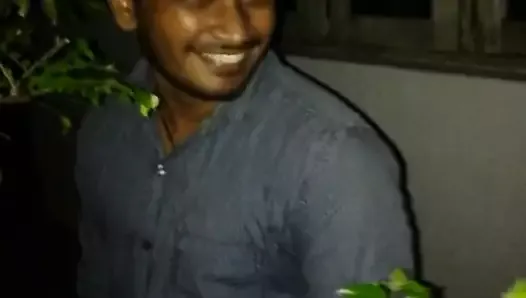 Un garçon pervers sri-lankais montre sa bite aux autres et fait pipi