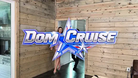 Скрытный секс у бильярда на вечеринке хотвайф с Brianna Brooks