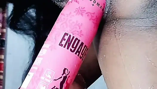 Bhabhiji вставляет весь бамбук внутрь