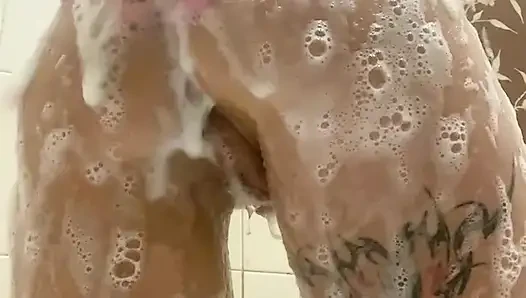 die schmutzige schlampe wäscht ihren süßen lustvollen körper in schaum in der dusche und spreizte ihren arsch