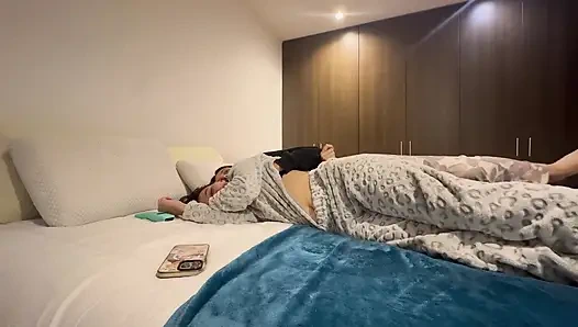 Aku menggosok vaginaku yang basah dan panas di atas vagina mantanku