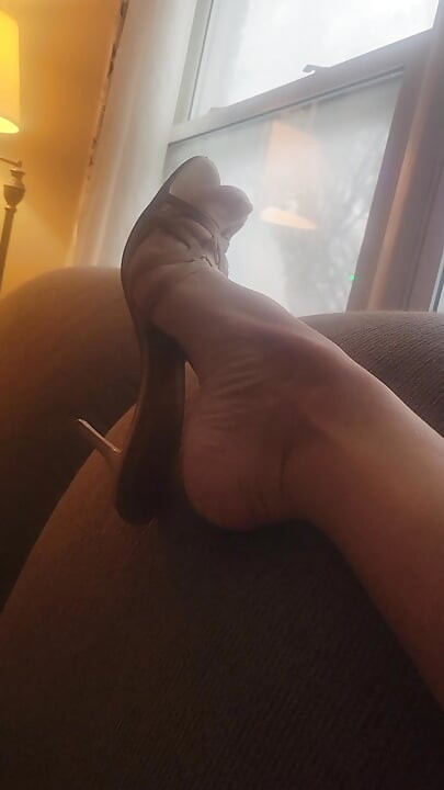 用成人玩具和屁股上的振动器激烈高潮