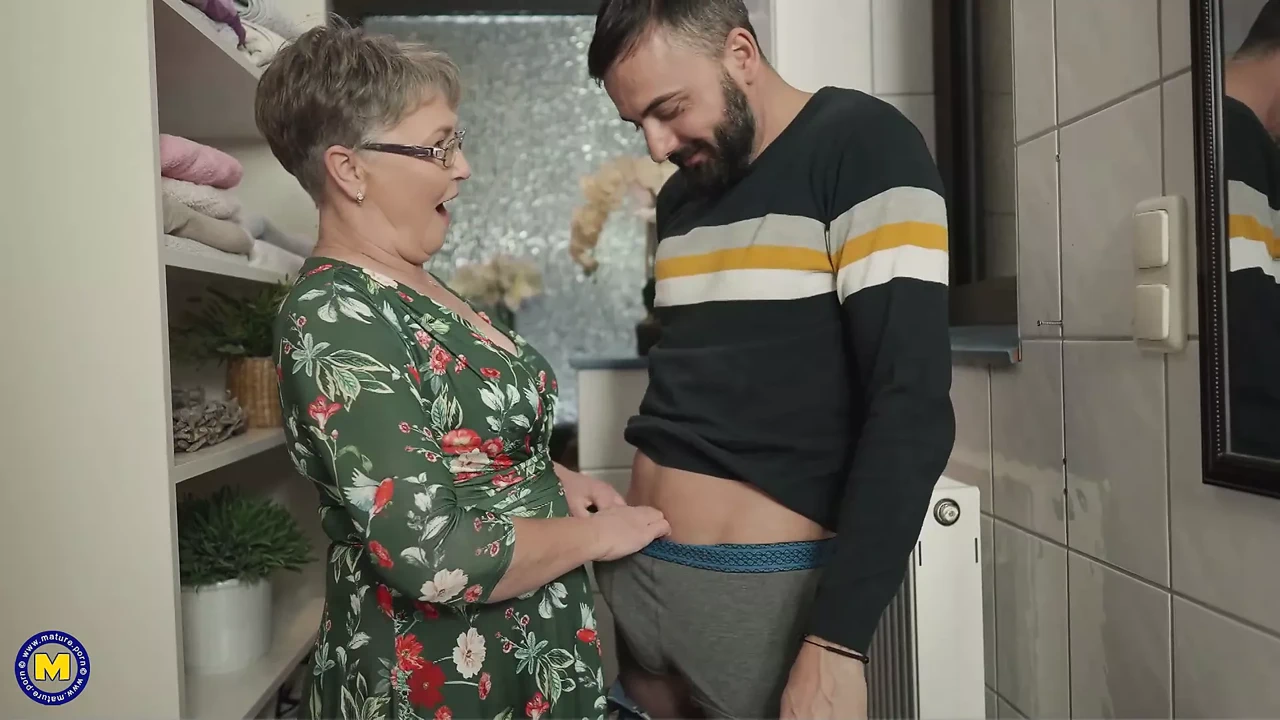 成熟的母亲与她的年轻朋友出轨