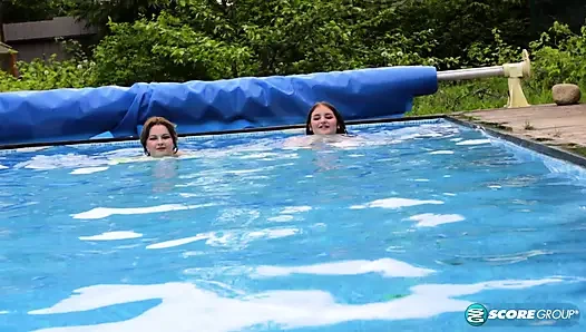 День у бассейна с крепко сложенными натуральными формами Mary Brown и Molly