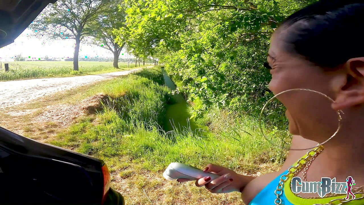 Karena ini hari ayah aku akan membiarkanmu menyetubuhiku di pantat dan menghancurkannya!