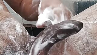 Εθισμένη στον αυνανισμό, καταλήγω να χύνω στο μπάνιο.