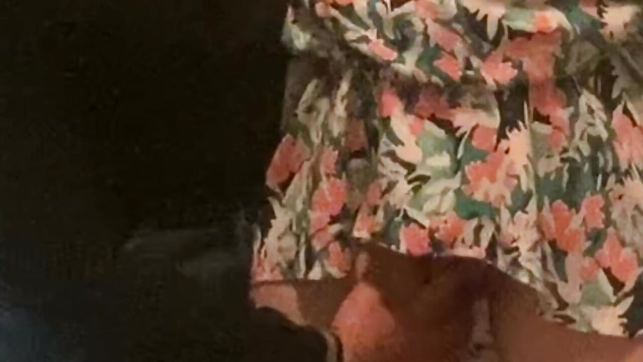Schlampe milf mit den fingern in der u-bahn gefickt