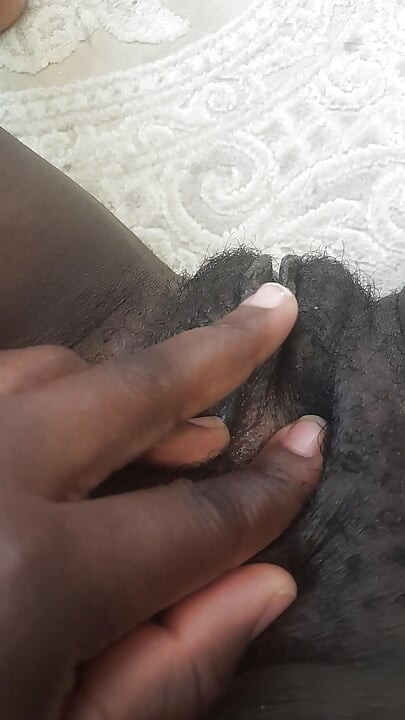 Alemán negro gordo peludo mojado coño con grandes clítoris en primer plano