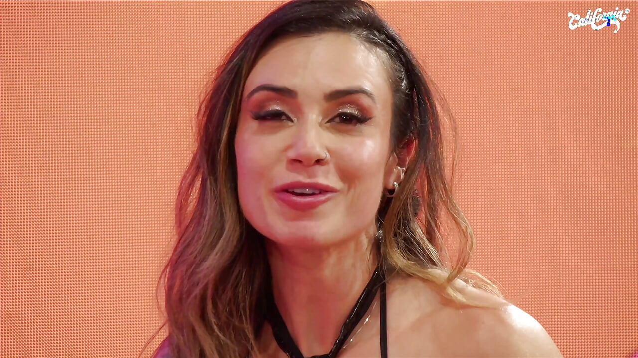 Quente Loira MILF Fodendo Uma Morena Peituda Com Sua Cinta-caralho