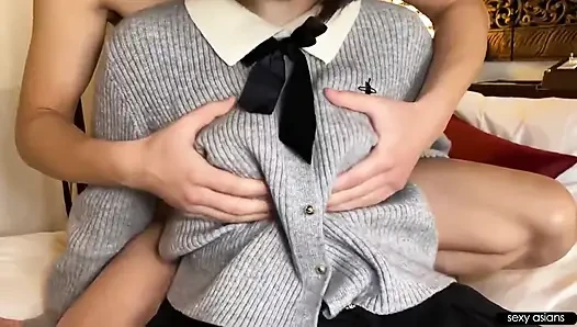 Kejutan pakaian dalam yang luar biasa. Penggoda dewasa yang menggairahkan berubah setiap saat menjadi kekacauan visual murni seketika.