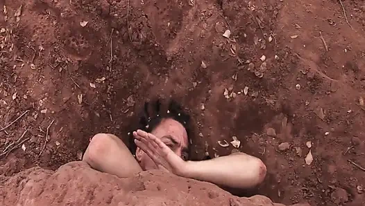 Vergrabene Schönheit im Sand: Wilder Outdoor-Fetischsex