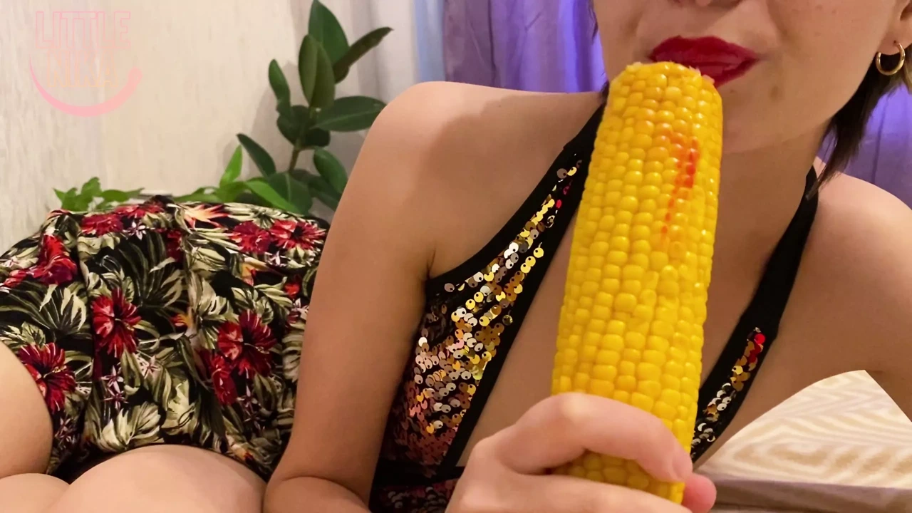 Mukbang，食物屁股到嘴 - Little Nika