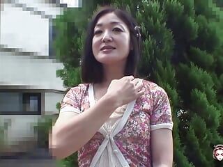 勤勉な日本の熟女Chio Yamabeが彼女の滑りを犯され、精液でいっぱい