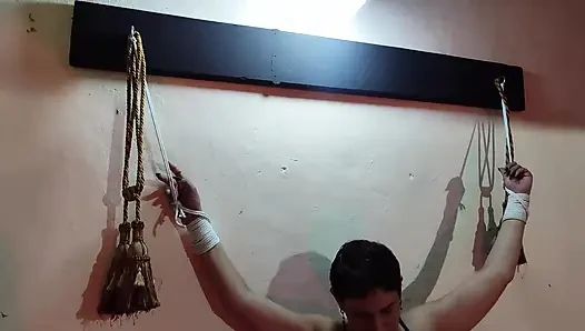 Мужчина связывает мои руки и ступни, чтобы щекочут меня и вибратор, чтобы мастурбировать мою киску