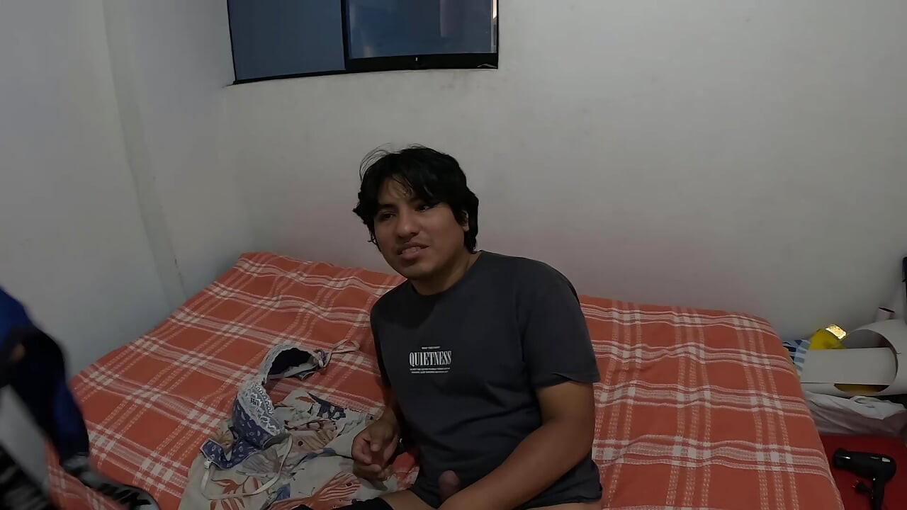 Meri sauteli bahan ek dominetriks hai, vah mujhe apne peti ko soonghte hue paati hai aur mujhe baithakar dandit karti hai