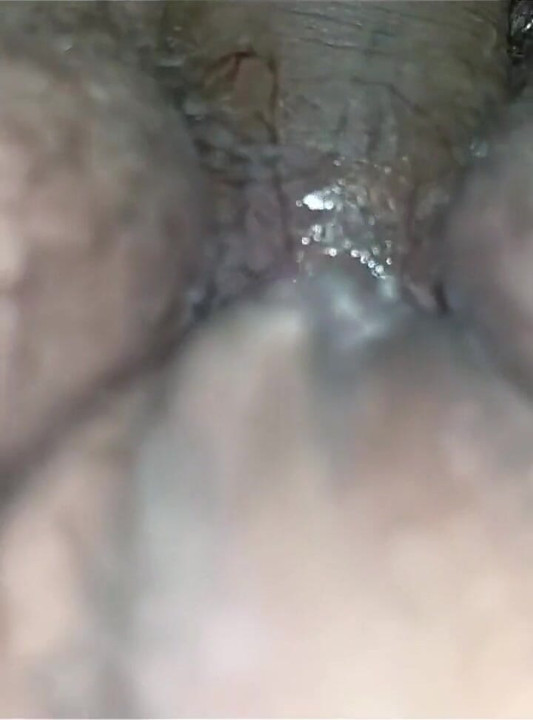 ふっくらして毛深い妻の脚を開けてセックス