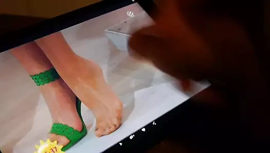 Hanımın ayakları üzerinde mer.au