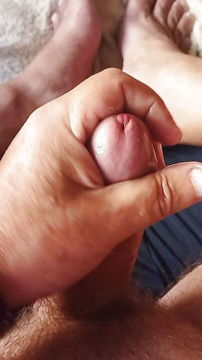 Pula groasă uleioasă ejaculează pe picioare 2