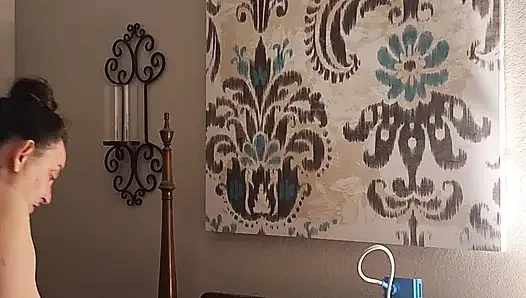Yüz aşağı göt yukarı, memeler sikiliyor