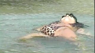 Une Allemande coquine mange du sperme chaud sur la plage