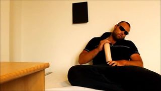 J-Art мужское соло с 12-дюймовым дилдо на кровати 2