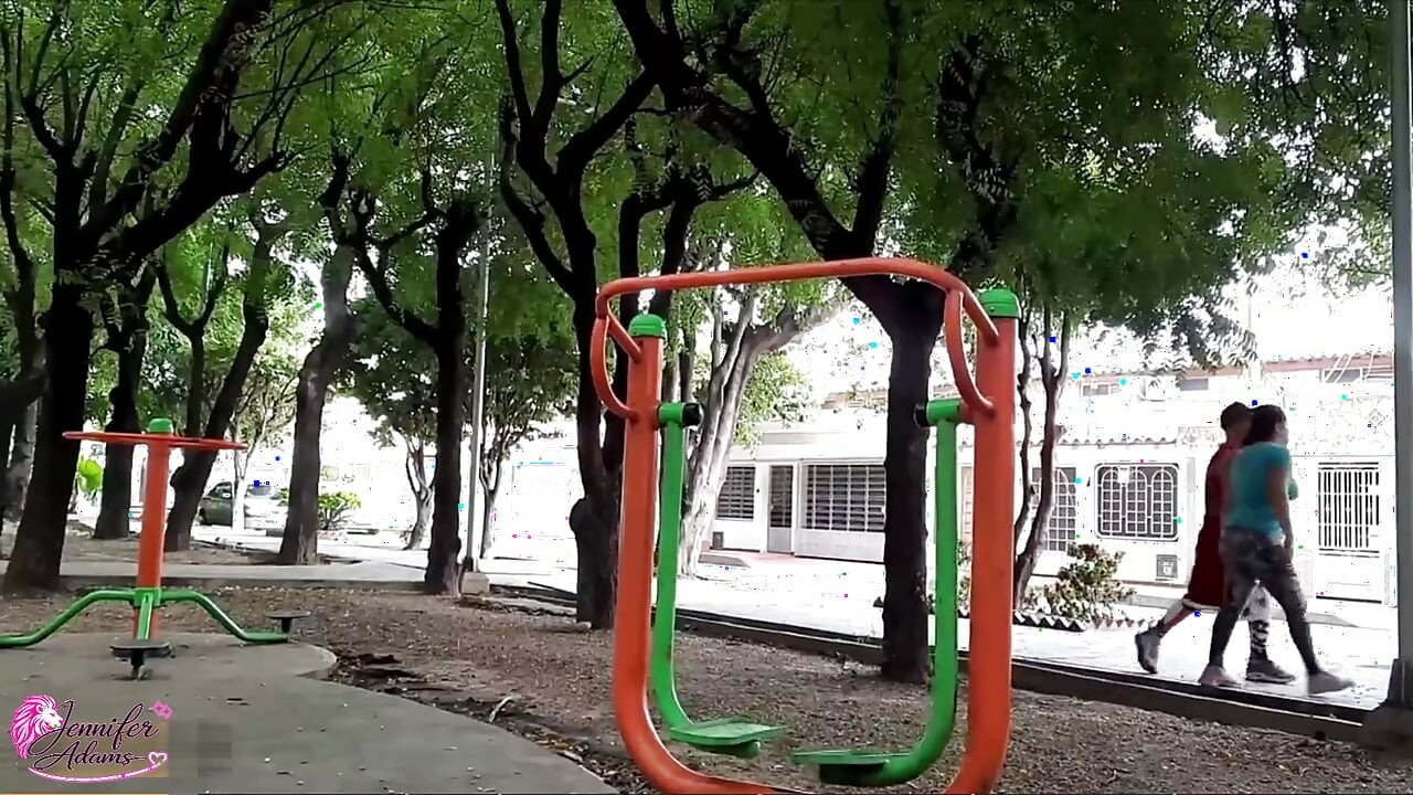 Min sexy og hotte nabo er i parken, og når jeg ser henne der, foreslår hun at jeg skal knulle henne og jeg aksepterer - Porno en Español