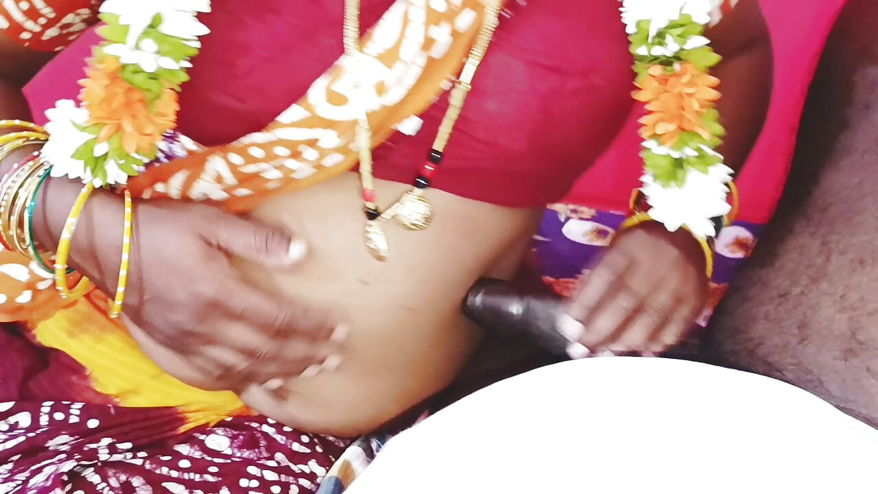bhaartiy sundar saari sauteli mammi sautele bete telugu ki gandi baaten karte hue chod rahi hai.