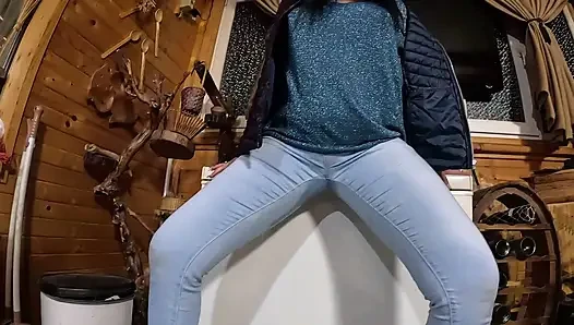 Tante seksi lagi asik joget, menggoda dan kencing di balik celana jinsnya - fantasi fetish basah 335