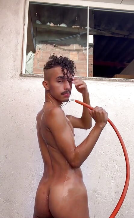 Aku lagi asik mandi bareng yuk!