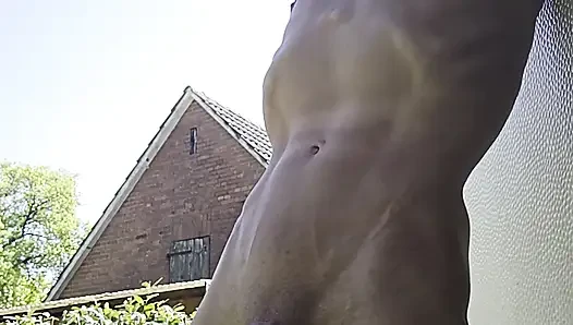 Dünner junge nackt, pissen und sperma. Pisse und sperma fließt von einem großen, unbeschnittenen schwanz im freien