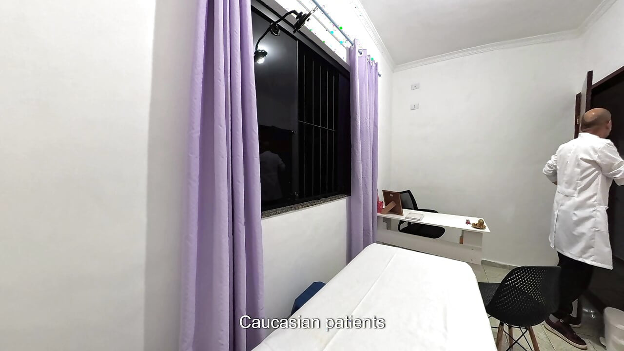 Dokter orthopedi melepas pakaian pasien dan ejakulasi di wajahnya.