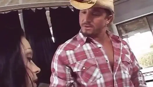 Идеальные девушки наслаждаются хардкорным трахом и спермой в рот