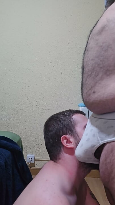 Szőrös dagadt dugja a számat és az arcomra élvez (Előzetes)
