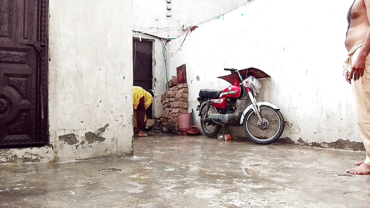 Barsaat ke mausam mein chute lagwane ka Apne maja hai barsat ke mausam mein gand Marne ka apna Maja