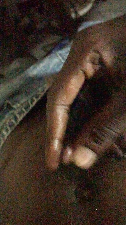 스리랑카에서는 큰 막대기를 든 소년이 새로 이모가 된 이모와 영상 통화를 하는 모습이 목격된다.