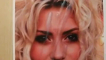 Aly Michalka'nın yüzüne boşalıyor
