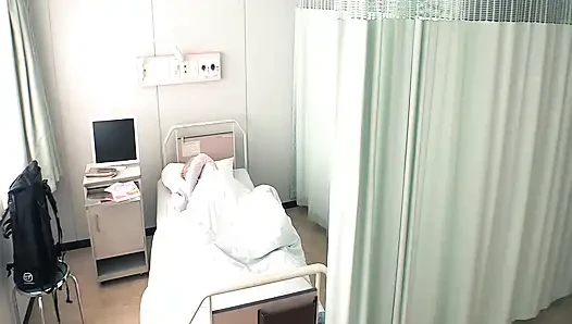 Красивая медсестра Hono втягивает его в запретное дело, он больше не может сопротивляться