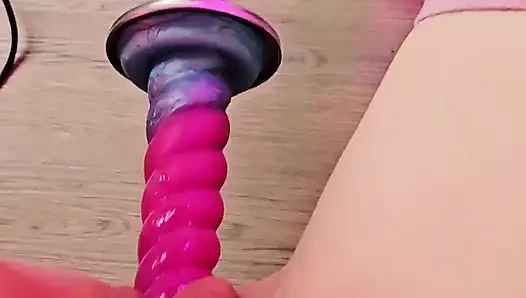 Fucking machine anal - solo-mädchen nimmt eine unerbittliche maschine tief in ihren arsch