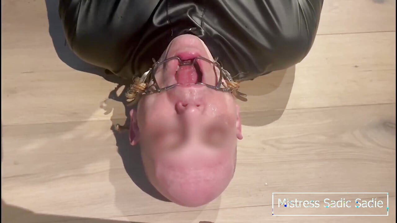 Veel spuug met bondage en wat naald cbt