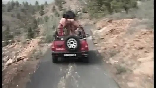 Секс на дороге для зрелых шлюшек, соблазняя член некоторым водителям