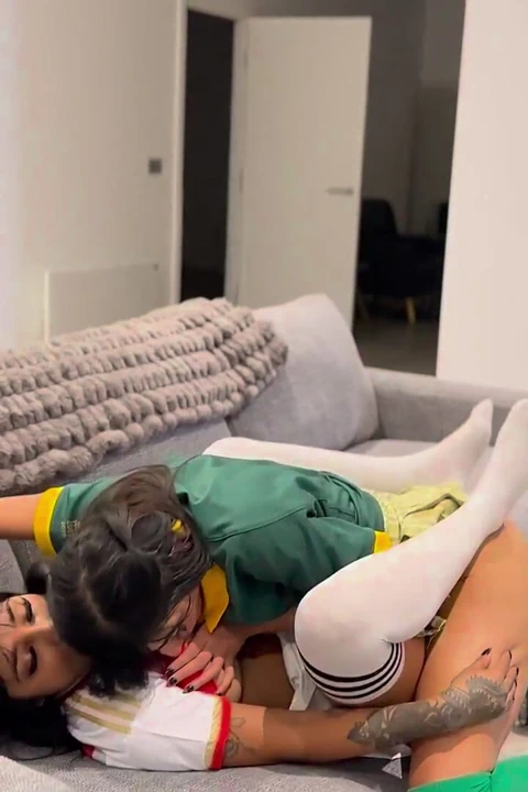 Aaliyah Yasin和Yasmina Khan在.足球大战橄榄球Fuckfest