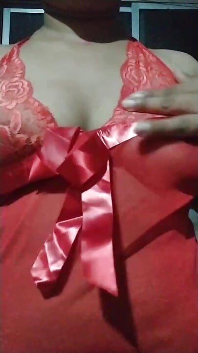 seksi crvena haljina zgodna figura i sise